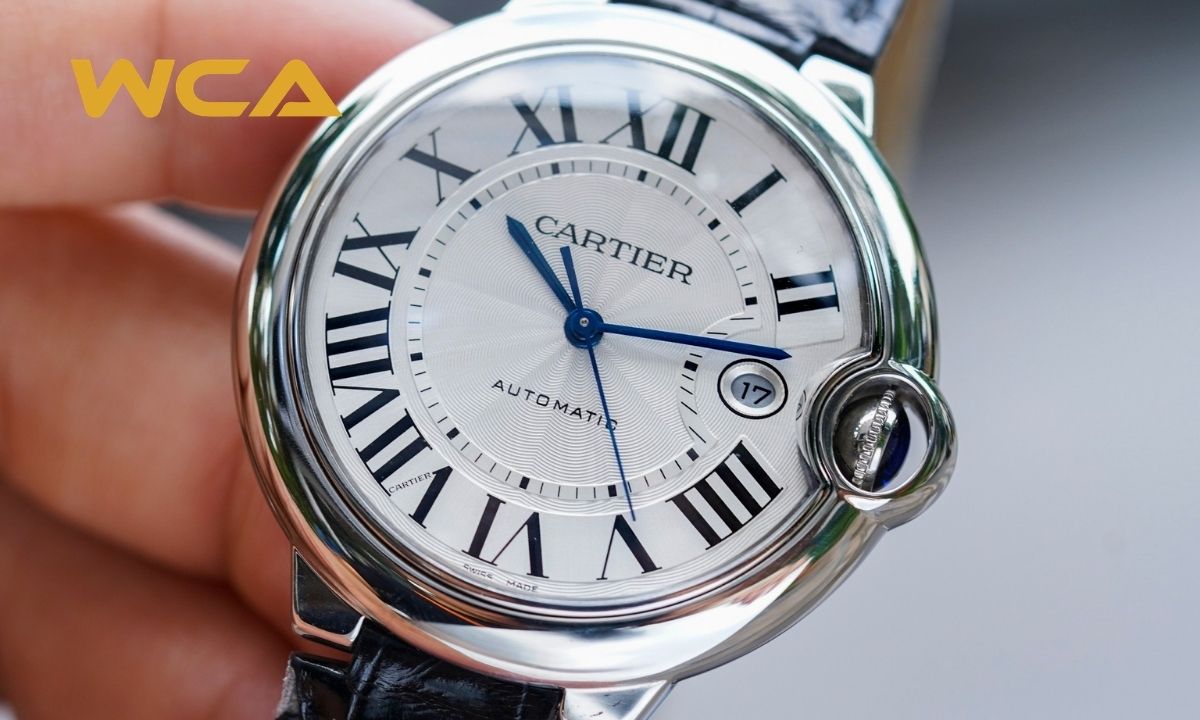 Mặt số Cartier chính hãng có độ hoàn thiện tinh xảo, các chi tiết được chế tác sắc nét và cân đối