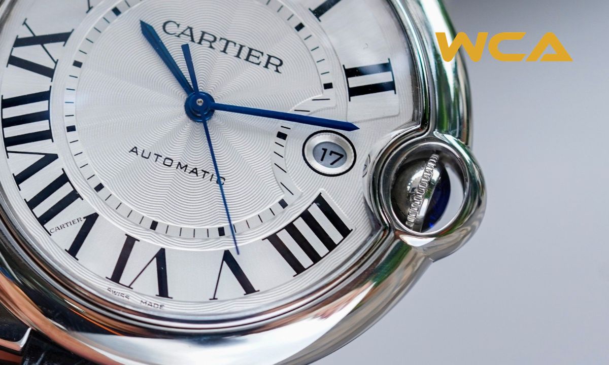 Núm vặn đính cabochon xanh là dấu ấn nhận diện đặc trưng của đồng hồ Cartier